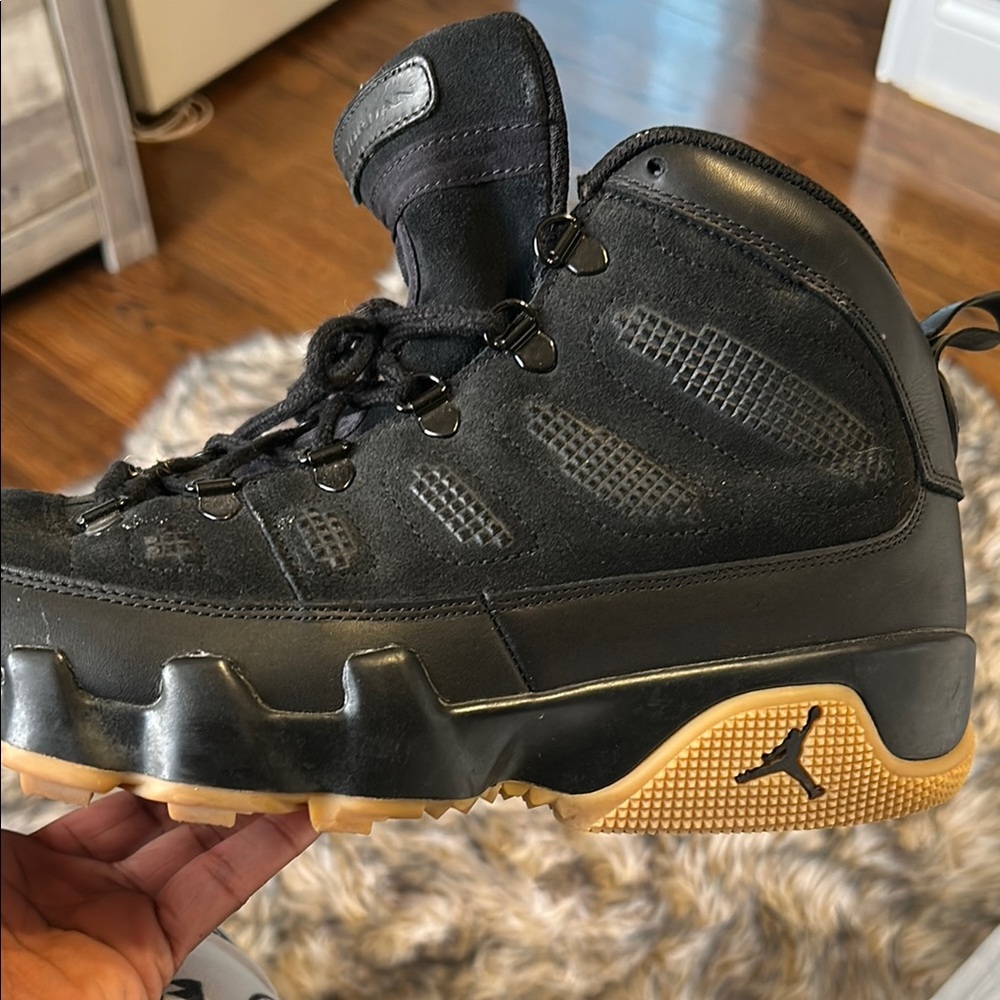 Jordan Men's Black and Tan Sneakers